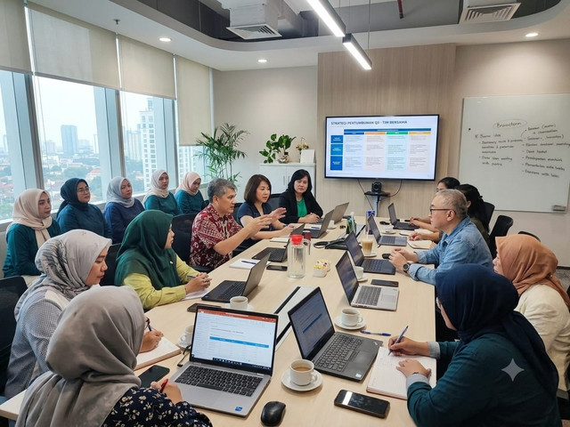 Kegiatan pengembangan profesional bersama tim